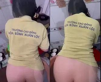 Em sinh viên Cao đẳng Hòa Bình Xuân Lộc HBXLC đang nấu ăn anh cũng kéo quần chịch trong bếp